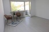 Wohnzimmer mit Balkon - 2 Zimmer Einfamilienhaus zum Kaufen in Hannover
