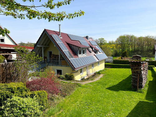 Gartenansicht - Energetisch modernisiertes Ein- bzw. Zweifamilienhaus mit Doppelgarage und Garten!