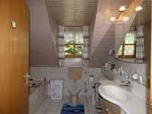 Badezimmer mit Wanne und Dusche - 