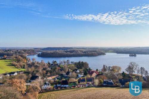 Am Feldrand und in Seenähe - Moderne DG-Wohnung in ruhiger, seenaher Lage