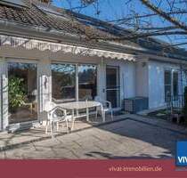 Erdgeschoss-Wohnung mit großer Terrassenlandschaft und bes. Ausstattung im 3FH. Randlage, Carport. - Nidderau Ostheim