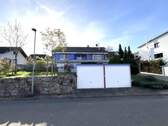 Zweifamilienhaus mit insg. 4 Garagen - 