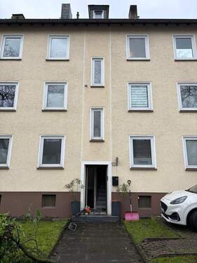 Hausansicht Front.jpeg - Eigentumswohnung mit !! Gartenanteil und Auto Stellplatz !