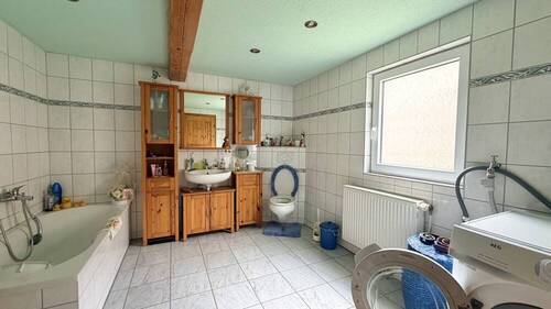 Wannenbad mit Tageslicht - 
