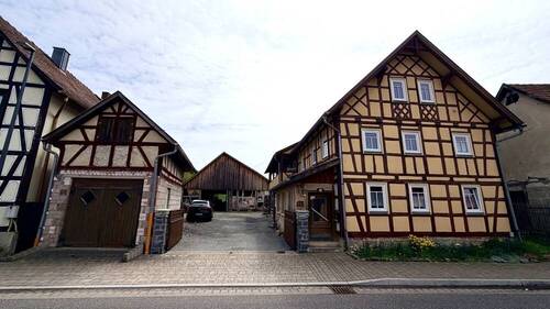 Straßenansicht - Charmantes Wohnhaus mit Scheune und großem Garten