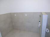 Duschbad mit WC und Platz für Waschmaschine u. Trockner - Etagenwohnung in Niederwerrn