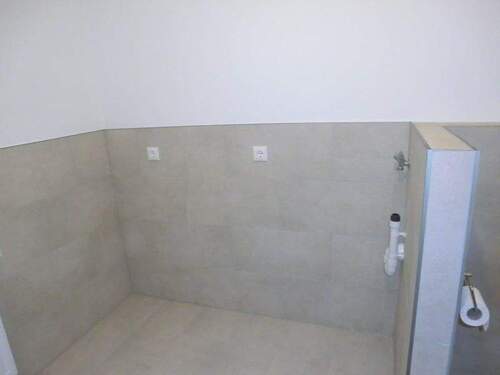 Duschbad mit WC und Platz für Waschmaschine u. Trockner - Etagenwohnung in Niederwerrn