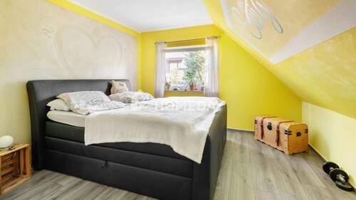 1. OG Schlafzimmer 1 - 