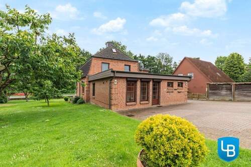 Hausansicht von hinten - Platz für Generationen - Zweifamilienhaus mit großem Garten