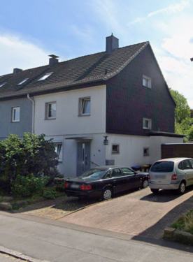 Außenansicht vorne.png - Gepflegtes Reihenendhaus mit großem Garten, Wohnstraße am Feldrand, 4 Schlafzimmer, bezugsfrei. Im Innenbereich Renovierungsbedarf, Dach ausbaufähig