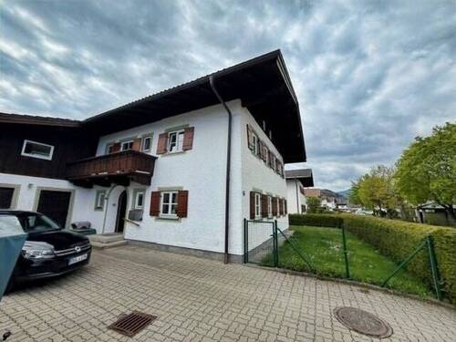 Eingang mit Stellplatz - 4 Zimmer Etagenwohnung zur Miete in Bad Reichenhall