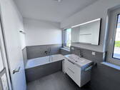 Tageslicht-Vollbad mit Wanne - 