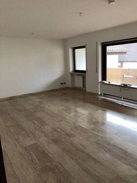 Wohnzimmer - Renovierte 3-Zimmer Wohnung in Veitsbronn zu vermieten