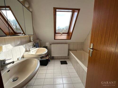 Bad mit Wanne und Dusche - 