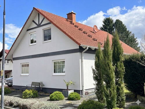 Bild 1 - Modernes vollunterkellertes Einfamilienhaus in ruhiger Feld- und Waldrandlage topgepflegt