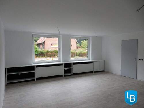 Wohnbereich mit Blick zur Zimmertür - 