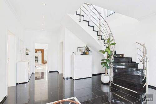 Diele mit Treppenaufgang - 4 Zimmer Mehrfamilienhaus, Wohnhaus zum Kaufen in Heinsberg