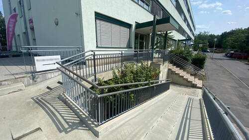 Rampe zu den Praxisräumen - 