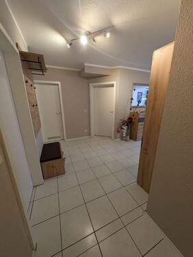 Bild 1 - Schöne, lichtdurchflutete 4-Zimmerwohnung mit Balkon und Tiefgaragenstellplatz in Wolkersdorf