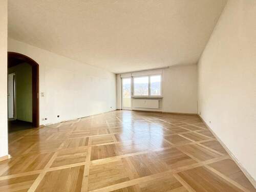 Wohnzimmer mit Balkonzugang - Etagenwohnung mit 90,20 m&sup2; in Grenzach-Wyhlen zum Kaufen