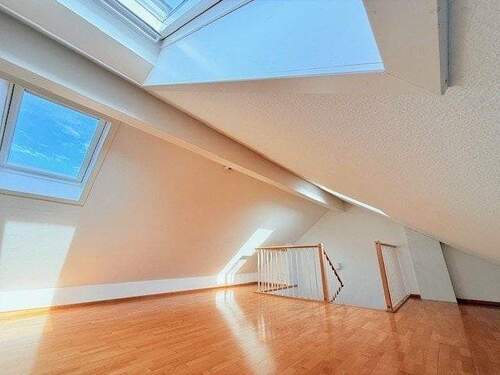 DG mit 4 Dachfenstern für viel Lichteinfall - 