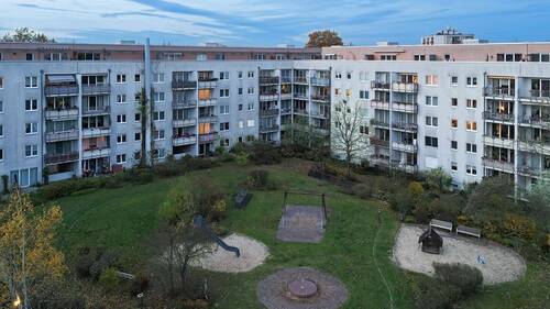 Grüner Innenhof mit Spielplatz - 