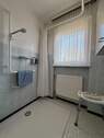 Bad mit ebenerdiger Dusche im Erdgeschoss - 