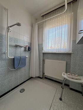 Bad mit ebenerdiger Dusche im Erdgeschoss - 