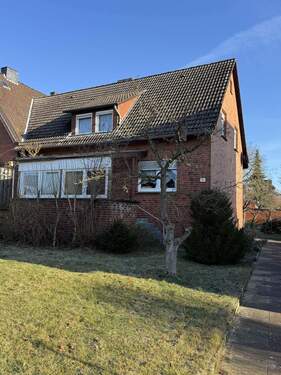 Objektansicht mit Vorgarten - Ihr neues Zuhause im Herzen Oldenstadts: Immobilie zu verkaufen!