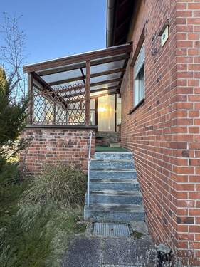 Zugang zur überdachten Terrassen - 6 Zimmer Doppelhaushälfte in Uelzen