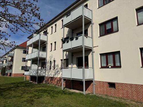 Rückseite mit Balkon - Schöne helle 3-Zimmerwohnung mit Einbauküche