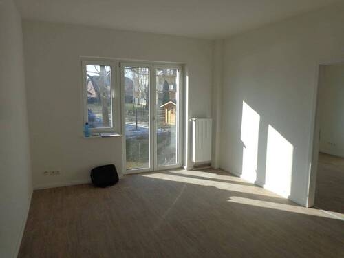 Wohnzimmer mit Blick in den Garten - 3 Zimmer Etagenwohnung in Magdeburg