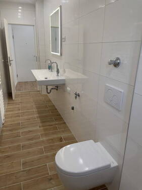 Hänge-WC u. Doppelwaschbecken - 