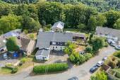 (1) Vorderansicht - Natur pur: Vielseitig nutzbares Anwesen mit Wohnhaus, Scheune und Stallungen und großem Garten