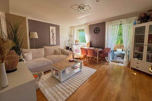 Blick in das Wohnzimmer - Etagenwohnung mit 66,00 m² in Dachau zum Kaufen