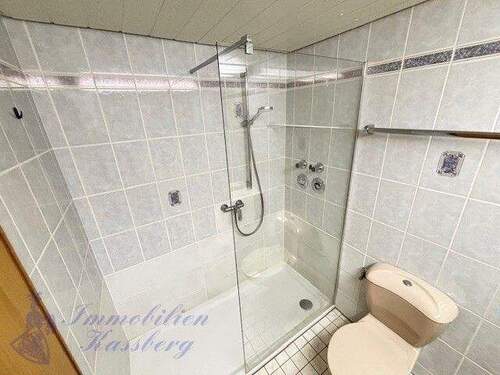 Bad mit bodentiefer Dusche - 