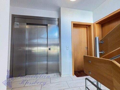 Treppenhaus/Fahrstuhl - 