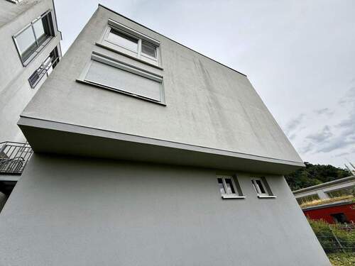 Rückansicht Haus - Wohnen in seiner schönsten Form - Freies Stadthaus über drei Ebenen mit eigenem Gartenanteil, zwei Westterrassen und Weitblick