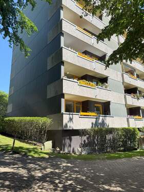 Balkonseite - Großzügige 3-Zimmer Wohnung mit Blick in den Park + TG-Stellplatz