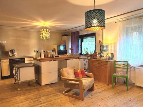 Wohnbereich mit Blick auf die Küche - 