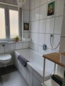 Badezimmer mit Duschwanne - 