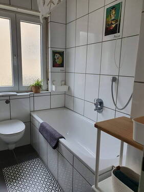 Badezimmer mit Duschwanne - 