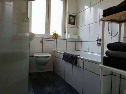 Badezimmer mit Duschwanne - 