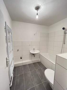 Badezimmer - Sanierte 4-Zimmer-Wohnung sucht neue Familie!