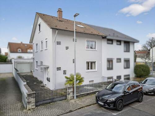 Hausansicht - 6 Zimmer Doppelhaushälfte zum Kaufen in Karlsruhe