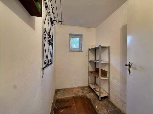 Abstellraum mit Abgang zum Keller - 