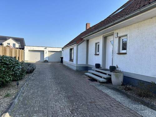  Zufahrt - 6 Zimmer Einfamilienhaus zum Kaufen in Celle