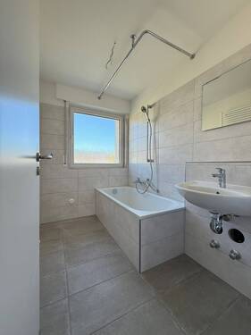 Helles Badezimmer mit Wanne - 2 Zimmer Etagenwohnung zur Miete in Singen (Hohentwiel)