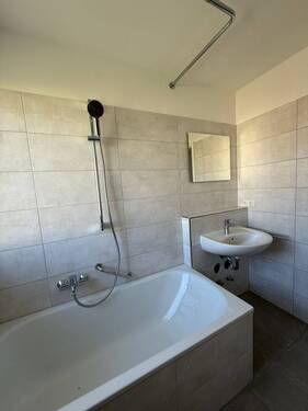 Badezimmer_1 - Etagenwohnung mit 68,10 m&sup2; in Singen (Hohentwiel) zur Miete