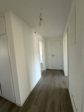 Heller Flur mit Holzboden - 